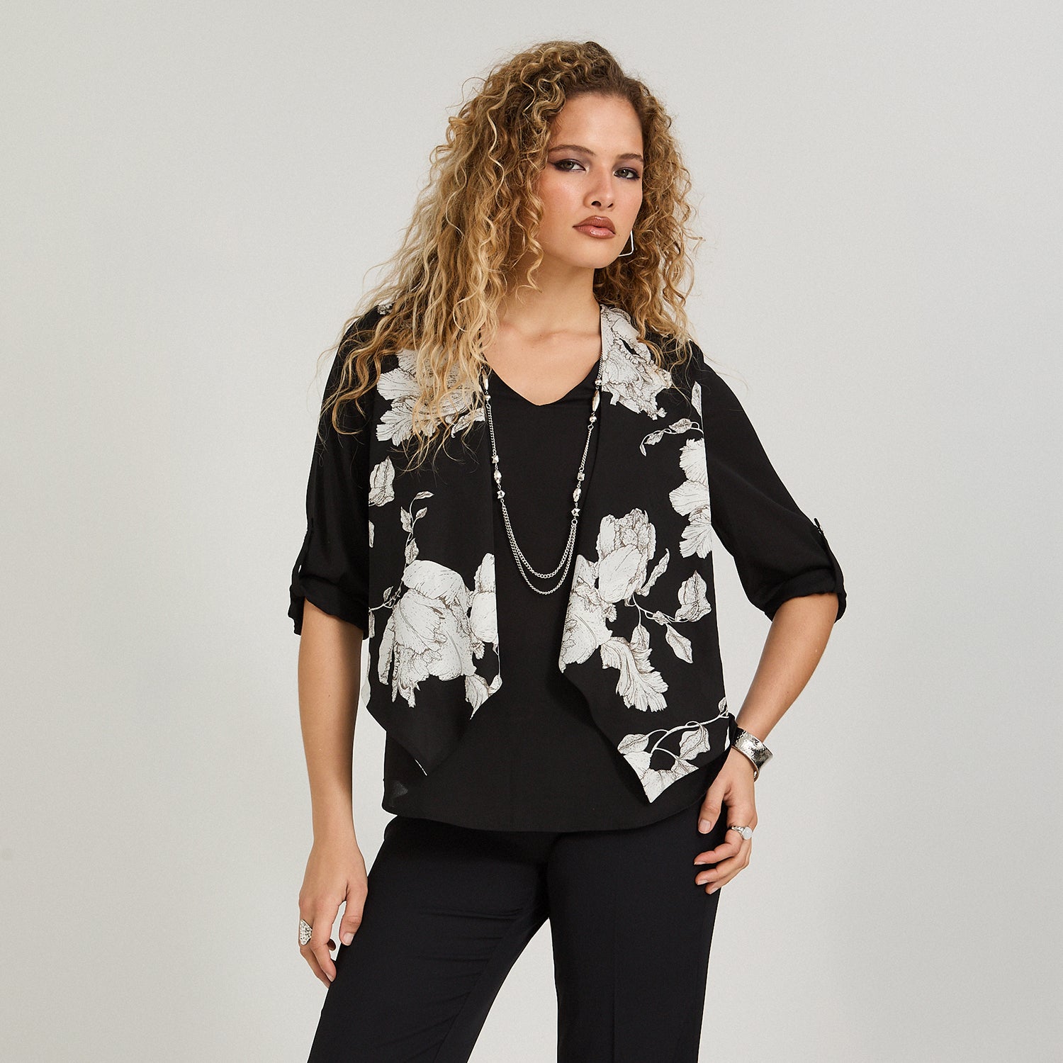 Blusa Twin Set con Tapado y Collar Negro